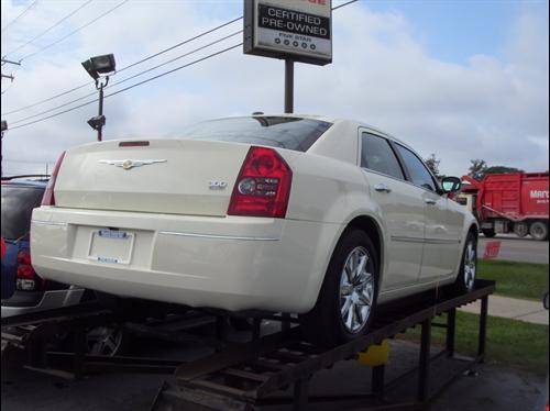 Chrysler 300 2010 photo 2