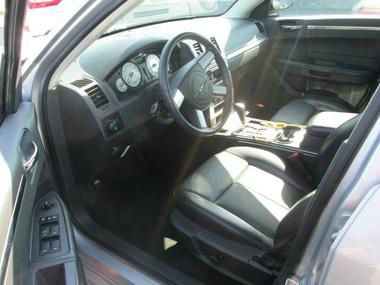 Chrysler 300 2010 photo 12