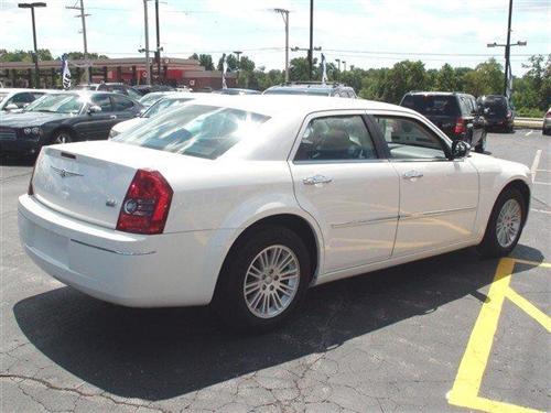 Chrysler 300 2010 photo 2