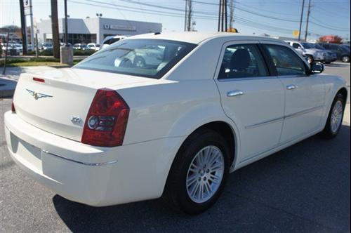Chrysler 300 2010 photo 2