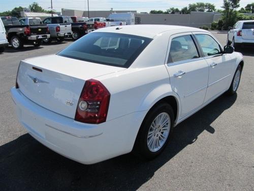 Chrysler 300 2010 photo 2