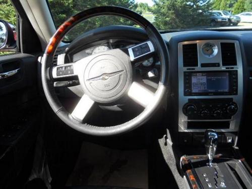 Chrysler 300 2010 photo 2