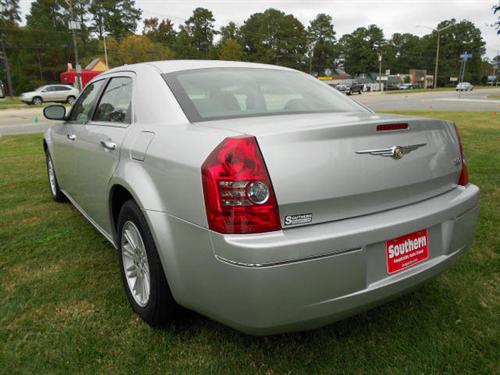 Chrysler 300 2010 photo 2