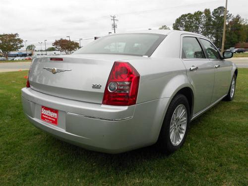 Chrysler 300 2010 photo 3
