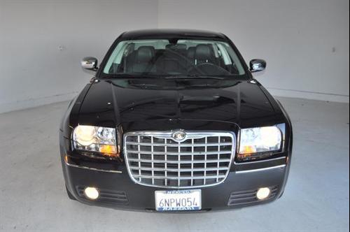 Chrysler 300 2010 photo 2