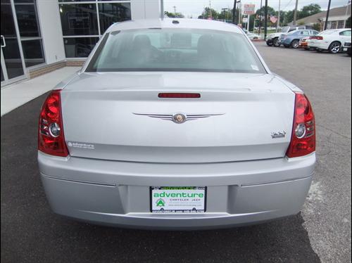Chrysler 300 2010 photo 3