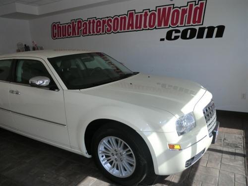 Chrysler 300 2010 photo 2