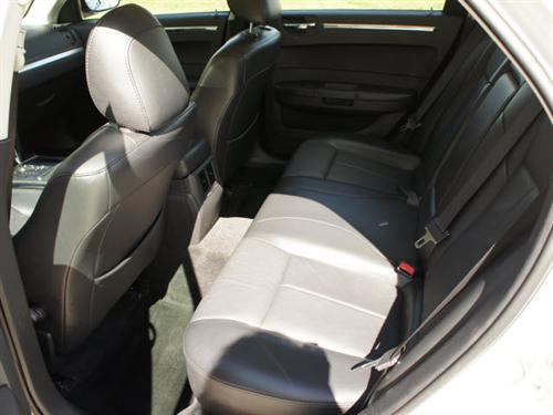 Chrysler 300 2010 photo 2