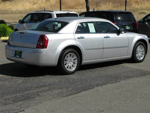 Chrysler 300 2010 photo 2