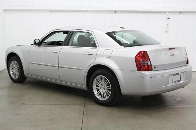 Chrysler 300 2010 photo 2