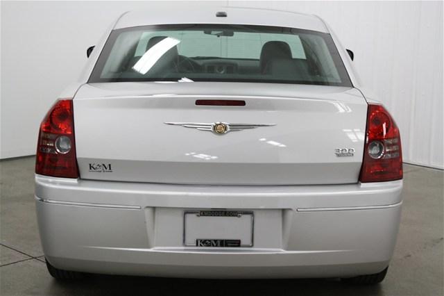 Chrysler 300 2010 photo 3