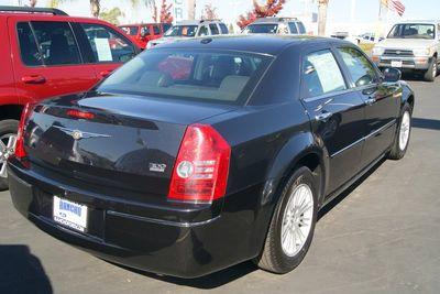 Chrysler 300 2010 photo 2