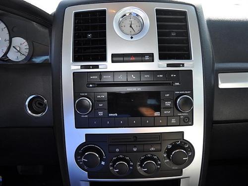 Chrysler 300 2010 photo 2