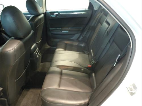 Chrysler 300 2010 photo 2