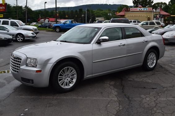 Chrysler 300 2010 photo 2