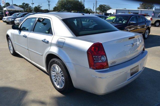Chrysler 300 2010 photo 2