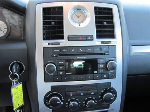 Chrysler 300 2010 photo 2