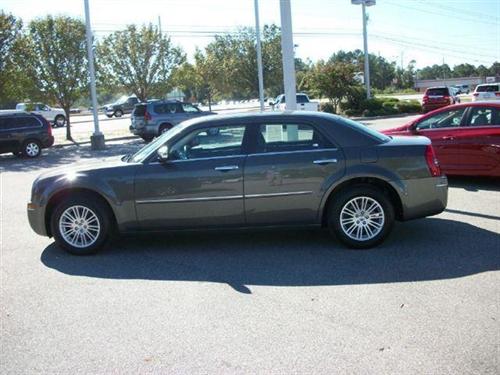 Chrysler 300 2010 photo 2