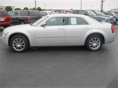 Chrysler 300 2010 photo 3
