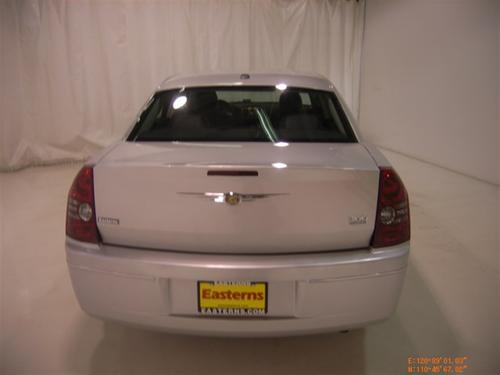 Chrysler 300 2010 photo 2