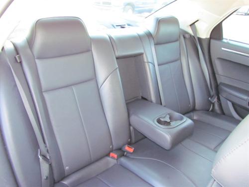 Chrysler 300 2010 photo 2