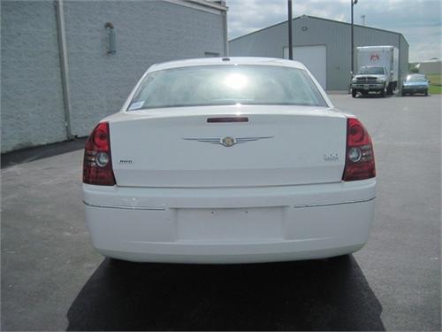 Chrysler 300 2010 photo 2
