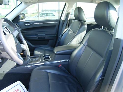 Chrysler 300 2010 photo 2