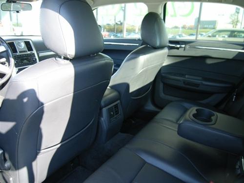 Chrysler 300 2010 photo 2