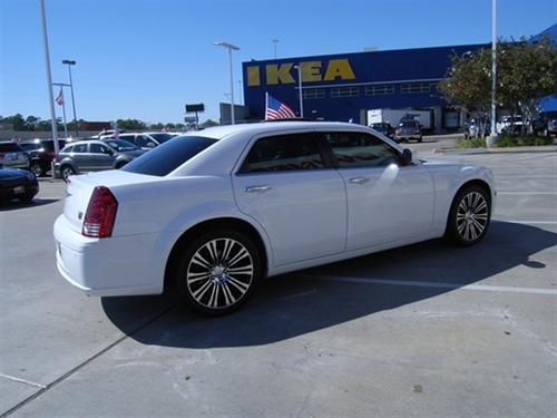 Chrysler 300 2010 photo 2