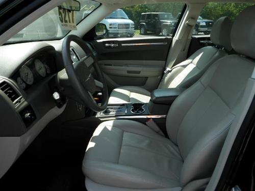 Chrysler 300 2010 photo 2