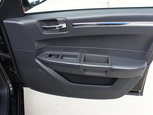 Chrysler 300 2010 photo 5