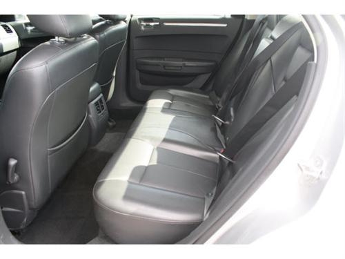 Chrysler 300 2010 photo 2