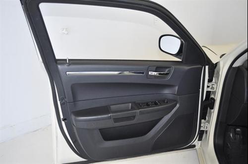 Chrysler 300 2010 photo 2