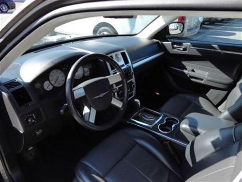 Chrysler 300 2010 photo 2