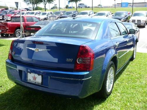 Chrysler 300 2010 photo 2