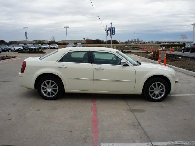 Chrysler 300 2010 photo 3