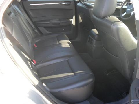 Chrysler 300 2010 photo 2