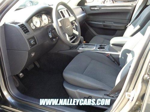 Chrysler 300 2010 photo 2