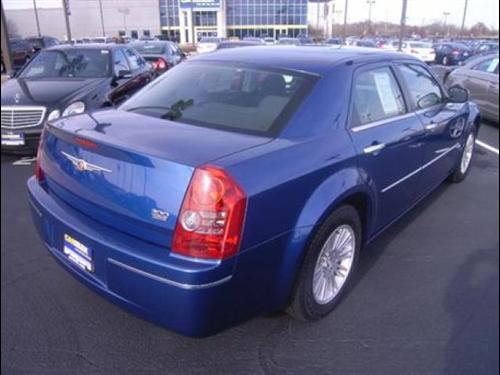 Chrysler 300 2010 photo 2