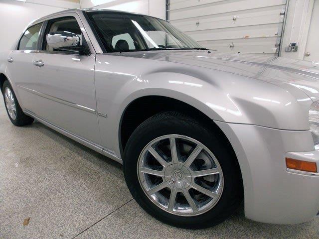 Chrysler 300 2010 photo 2