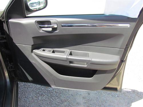 Chrysler 300 2010 photo 2