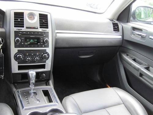 Chrysler 300 2010 photo 2
