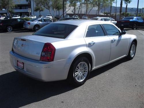 Chrysler 300 2010 photo 2