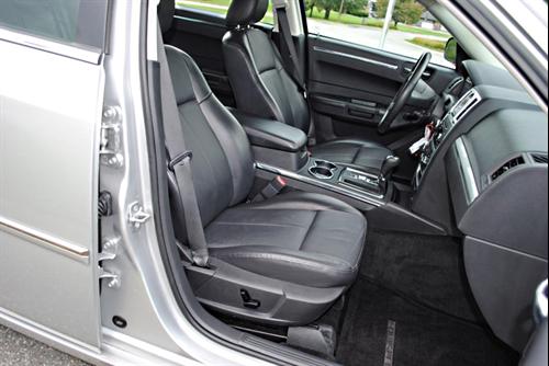 Chrysler 300 2010 photo 2