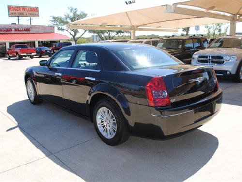 Chrysler 300 2010 photo 2