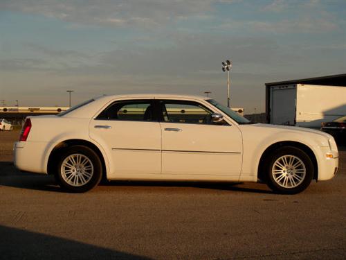 Chrysler 300 2010 photo 2