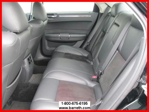 Chrysler 300 2010 photo 2