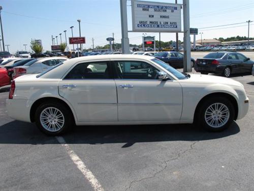 Chrysler 300 2010 photo 2