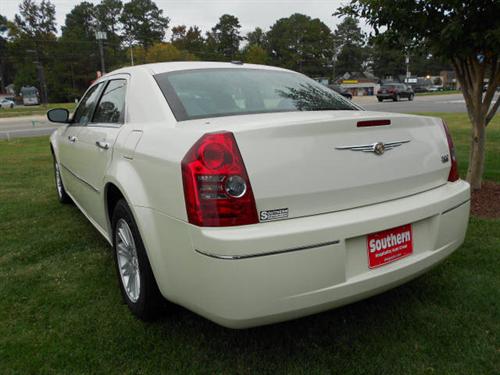 Chrysler 300 2010 photo 2