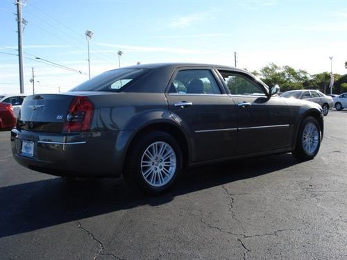 Chrysler 300 2010 photo 3